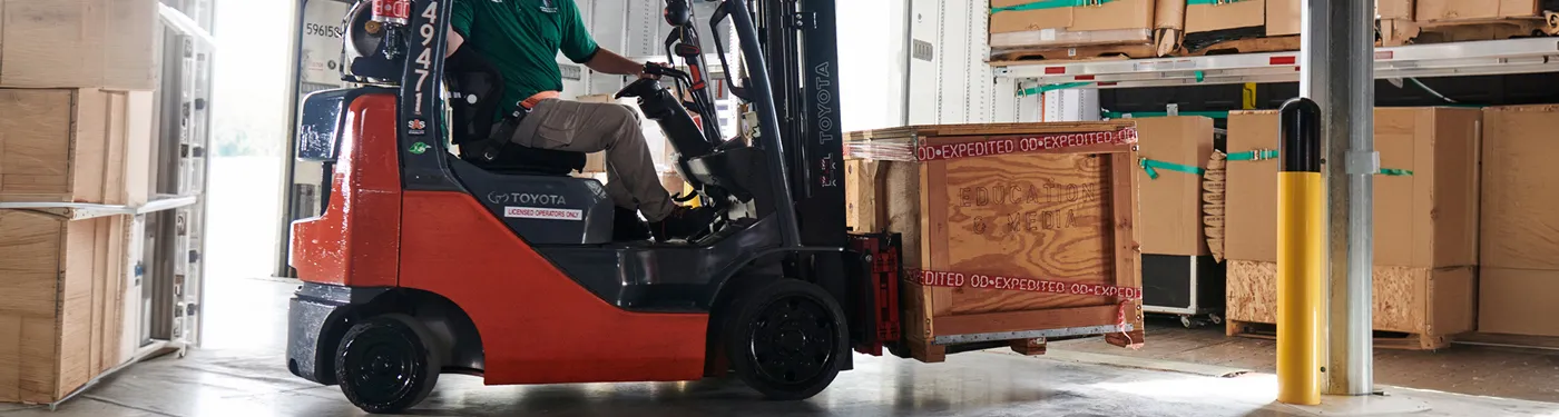 Expedited_Guaranteed_hero_forklift_freight_1400x375.webp