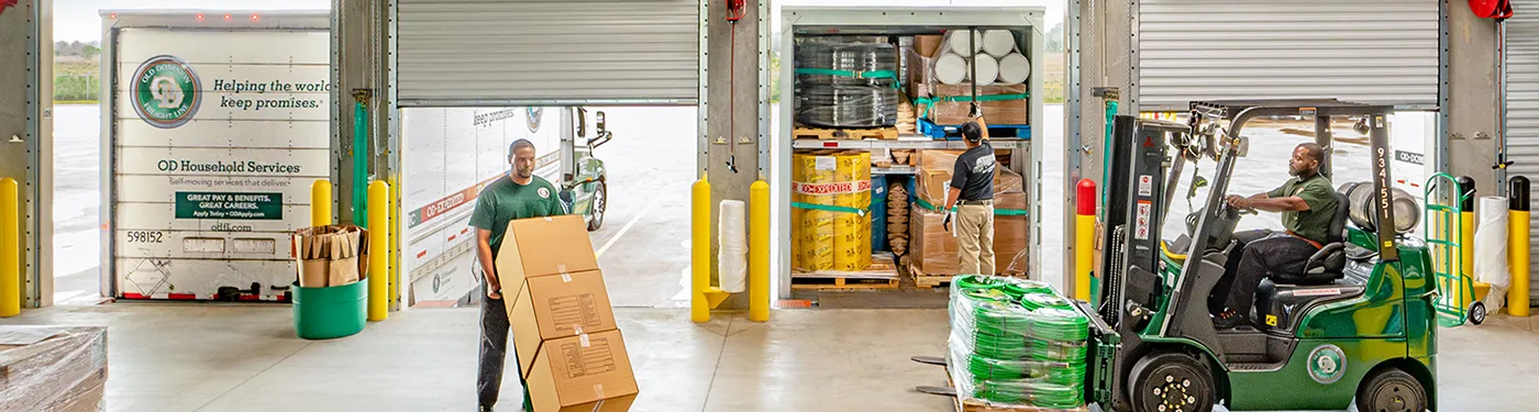 Expedited_OnDemand_hero_dock_employee_1400x375.webp